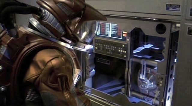 T'Pol zjistila, že bytosti chtějí získat Enterprise, aby přežily. Doktor Phlox, jediný imunní člen posádky, se musí postarat, aby se jim to nepovedlo: vpouští do celé lodi oxid uhelnatý,…