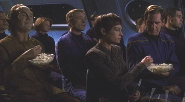 Posádka Enterprise si krátí čas promítáním Frankensteina. T'Pol se na kapitánovu žádost účastní také a dokonce ochutná popcorn. Film se jí překvapivě zdá poučný.