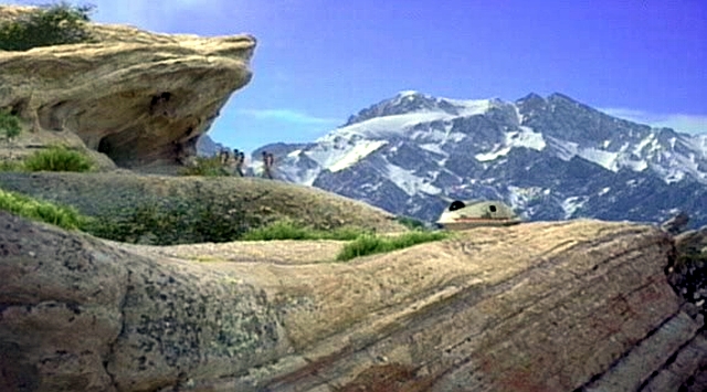 Tým denobulanských geologů pracující hluboko v podzemí v jeskynním komplexu musí být také evakuován. Travis, Trip a Malcolm se za nimi vydávají.