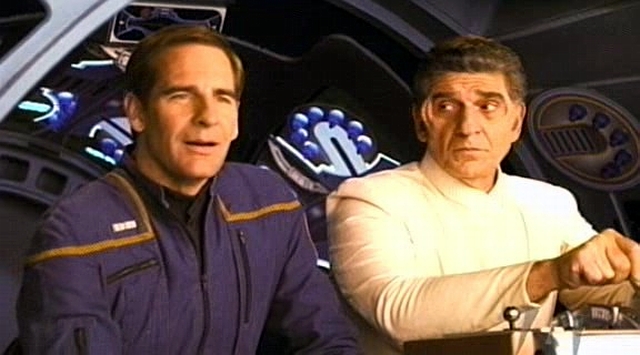 Archer a vissianský kapitán ve vissianském raketoplánu míří do vnějších vrstev hvězdného superobra.