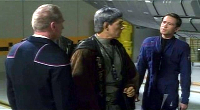 Poručík Tucker z inženýrského týmu lodí NX obhajuje před komodorem Forrestem a vulkanskými poradci pohon, který potřebuje pouze doladit.