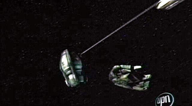 Enterprise zachytila únikový modul vlečným lanem a daří se jí uniknout poškozené klingonské lodi.
