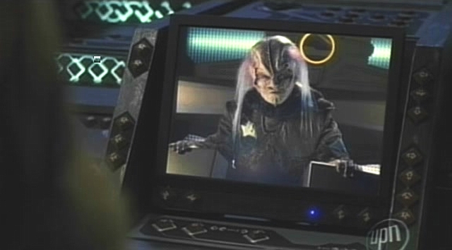 Archer se dozvídá, že klingonská vláda na něj vypsala odměnu. Skalaar není jediným lovcem odměn, který ho stíhá. Dalším je například Kago-Darr.