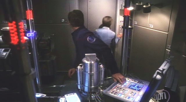 T'Pol a Trip se mezitím pokoušejí syntetizovat kapalné trellium-D, které je mimořádné výbušné. První pokus končí urychleným opuštěním laboratoře, kterou zničí výbuch.