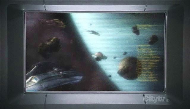 Shran poskytl Enterprise skeny z lepších senzorů Kumari. Stopy kemocitu vedou do neobydlené soustavy, kde objeví čtyři xindské lodě.