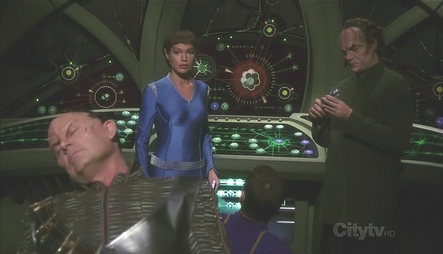 Doktor vymazal vzpomínky Xindi na setkání s lidmi a ti byli v bezvědomí umístěni do svého člunu. Enterprise se vydává k Azati Prime chvíli před tím, než doletí xindská loď.