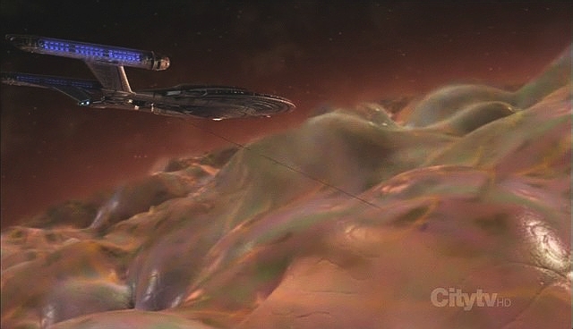 Cestou k Azati Prime se Enterprise dostala do blízkosti mimořádně husté gravimetrické distorze a osvobodila z jejího nitra malý vesmírný modul.