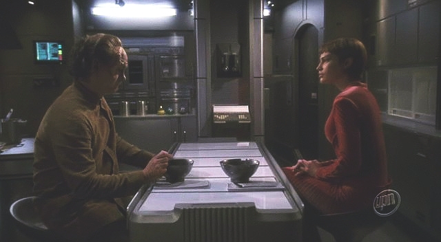 Doktor si přiznává, že není samotářský typ. T'Pol si samotu naopak užívá, kontakt s tolika iracionálními bytostmi je pro ni vyčerpávající. Doktor neregistruje, že T'Pol je nezvykle nečinná.