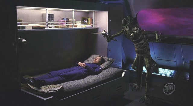 Doktor pociťuje únavu a bolesti hlavy a v Hoshiině kajutě vidí insektoidního Xindi. T'Pol ho přesvědčuje, že by to mohly být halucinace, doktor přesto se zbraní prohledá celou loď.