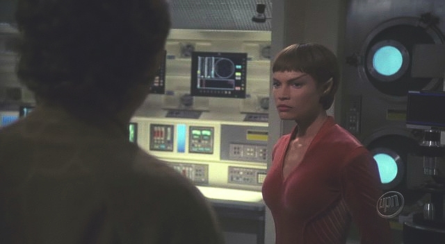 Když žádá T'Pol, aby za něj několik posledních hodin monitorovala posádku, přiznává mu T'Pol, že distorze působí i na ni a že se nemůže soustředit a vůbec na nic si vzpomenout.