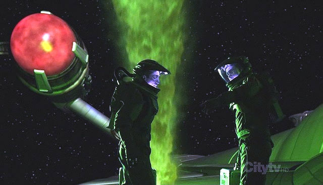 Trip a Malcolm se vydávají do vesmírného prostoru, aby plasmové potrubí uzavřeli. Malcolm je při tom příliš blízko hořící plasmy a dostane se do nebezpečí života z přehřátí.