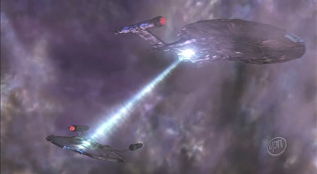 Lorian odtahuje Archerovu loď k ústí koridoru tažným paprskem. Obě lodě jsou pod neustálou střelbou Kovaalanů.