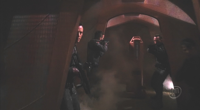 Senzory objevily Hoshi na jedné z lodí obklopujících zbraň. Major Hayes se tam transportuje se skupinou MACO, aby ji osvobodili.