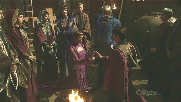 Trip ve vulkanském oděvu přihlíží obřadu. T'Pol plní rodinnou povinnost, je však vděčná, že ho má po svém boku. S Kossovou rodinou si vyjednala, že zatím smí zůstat na Enterprise.