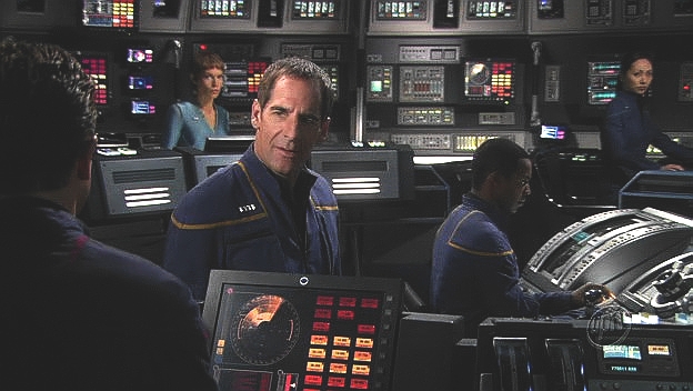 Enterprise je stíhá klingonským prostorem. Simulovaná warp signatura klingonského křižníku umožní Archerovi úspěšně se vydávat za loď vezoucí kancléře M'Reka.