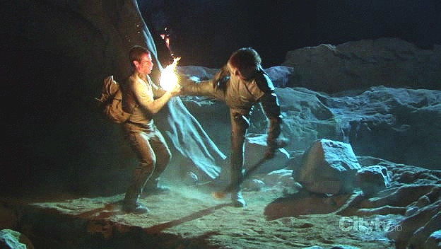 V'Las se dozvěděl, že oni tři přežili, a vyslal za nimi tým. T'Pol je omráčena a kapitána s Kir'Sharou strčí T'Pau do jeskynního komínu, jímž se dostanou do dočasného bezpečí.