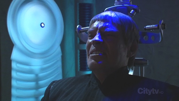 Unese Sovala z Enterprise a mizí do mlhoviny. Mučí ho přístrojem, který snižuje jeho práh kontroly emocí. Chce se ujistit, že informace, které mu Soval dal, jsou pravdivé.
