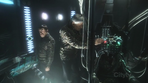 Na můstku útočící lodi jsou Romulané, důstojník Valdore a vědec Nijil, a v jeho středu cosi, co loď evidentně řídí.
