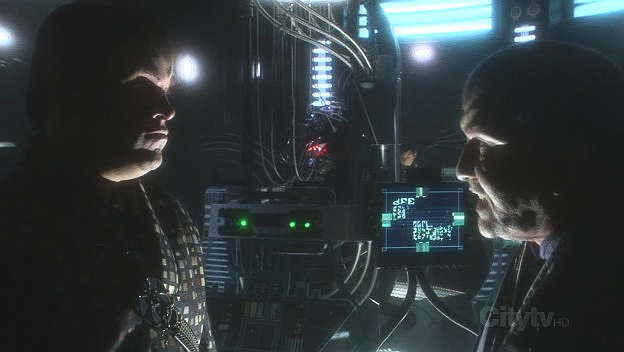 Romulanský senátor Vrax přišel zkontrolovat průběh projektu a je velmi nespokojen s tím, jak ho admirál Valdore vede. 