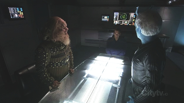 Při první zmínce o tom si Shran a Gral málem vjedou do vlasů. Kapitán Archer je přesvědčí, že jejich nepřátelství je právě to, co si útočník přeje, a docílí účasti obou flotil.