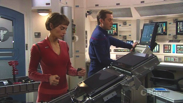 Na základě údajů o telepatickém ovládání útočnické lodi konstruují Trip a T'Pol neurální rozhraní, telepatický zesilovač. T'Pol je jako jediná telepatka na palubě rozhodnuta jej vyzkoušet.