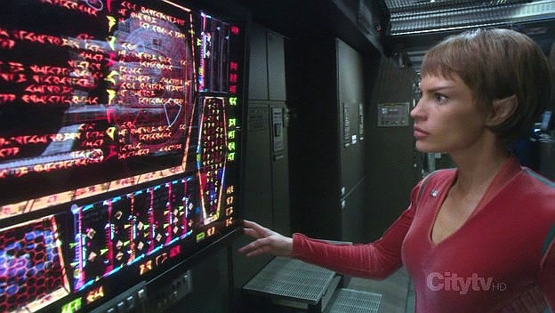 Klingonský virus vyřadil ovládání vstřikovačů antihmoty, a pokud by Enterprise zpomalila, došlo by k protržení reaktoru. Nezbývá než letět maximální rychlostí ke klingonskému prostoru.