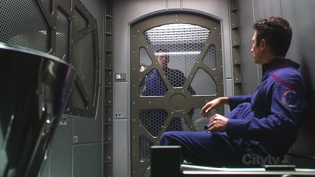 Tento jeho čin však T'Pol a Hoshi zjistily při pokusu rekonstruovat vymazaná data a Malcolm končí ve vězení.