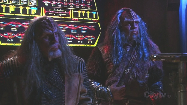 Doktor Phlox byl unesen do klingonské kolonie Qu'Vat, kde má najít lék na smrtící virus decimující celou klingonskou populaci. Pokud neuspěje, bude kolonie za pět dní sterilizována.