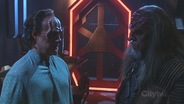 Doktor zjišťuje, že se Klingoni snažili vytvořit vylepšené Klingony pomocí zdokonalené lidské DNA, kterou našli ve vraku lodi vylepšených nad Qu'Vat. Kategoricky odmítá spolupracovat.