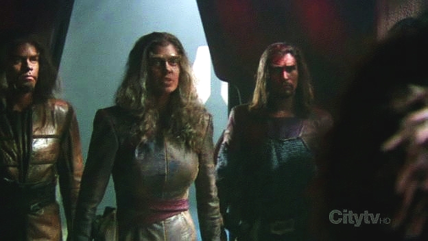 Na Qu'Vat se vrátí skupina vylepšených Klingonů, kteří sabotovali Enterprise s přesvědčením, že Enterprise zničili. Začínají se chovat arogantně jako praví vylepšení.