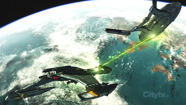 K planetě přiletěla Enterprise a kapitán se přenesl do laboratoře. Vzápětí přilétá Krell a začíná kolonii bombardovat. Enterprise se mu v tom snaží zabránit.