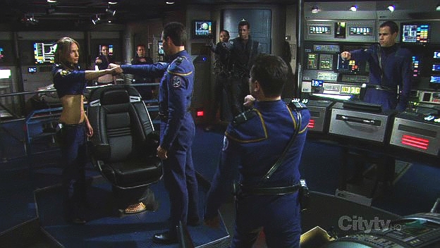 Archer posádce sdělil, že nyní je kapitánem on a že tuto jeho akci nařídila Hvězdná flotila. Okamžitě začíná realizovat svůj plán. Enterprise se vydává do tholianského prostoru.