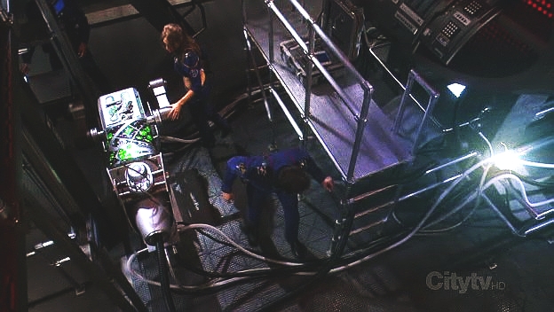 Šéfinženýr Tucker a T'Pol, nyní první důstojník, mají za úkol zprovoznit sulibanské maskovací zařízení. Dojde však k sabotáži a zapojení maskování na Enterprise se zdrží.