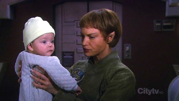 T'Pol se smí seznámit se svou dcerkou. Její skener zaznamenává alarmující údaje o jejím zdravotním stavu.