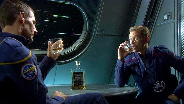 Je to poslední cesta Enterprise, a tak Archer vytáhl láhev whisky, kterou jeho otec dostal od Zeframa Cochrana. Připíjejí si na nové lodě Flotily schopné warpu 7.