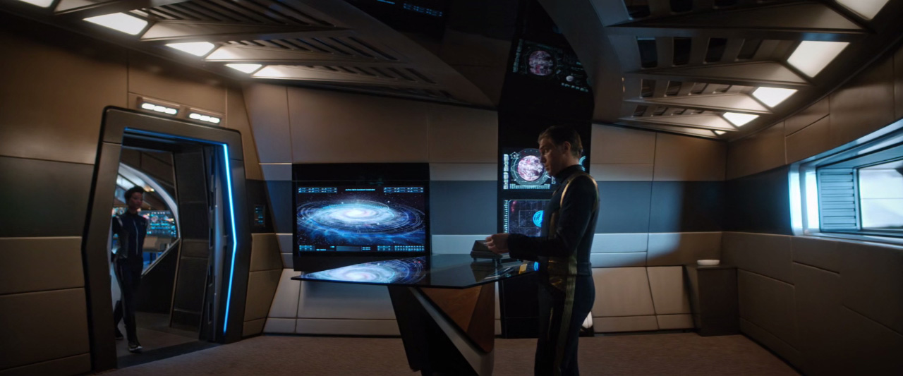 Opravy na Enterprise potrvají déle, než se myslelo. Pike tedy prozatím zůstává na Discovery jako její velící důstojník.
