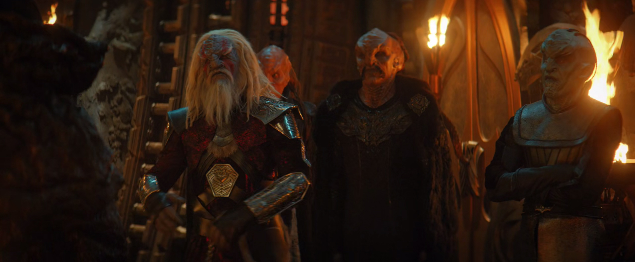 Kol-Sha, vůdce Domu Kor, je však nespokojen s tím, že člověk Voq je pravou rukou kancléřky, a napadá i její snahy o sjednocení Klingonů. Objevení se sedmi signálů označuje za špatné znamení spojené s jejím nástupem do funkce.