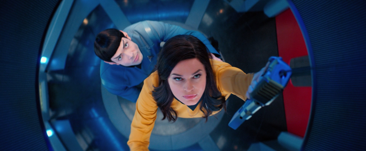 Jednička i Spock jsou z porouchaného turbovýtahu vyzvednuti pomocí navijáku.