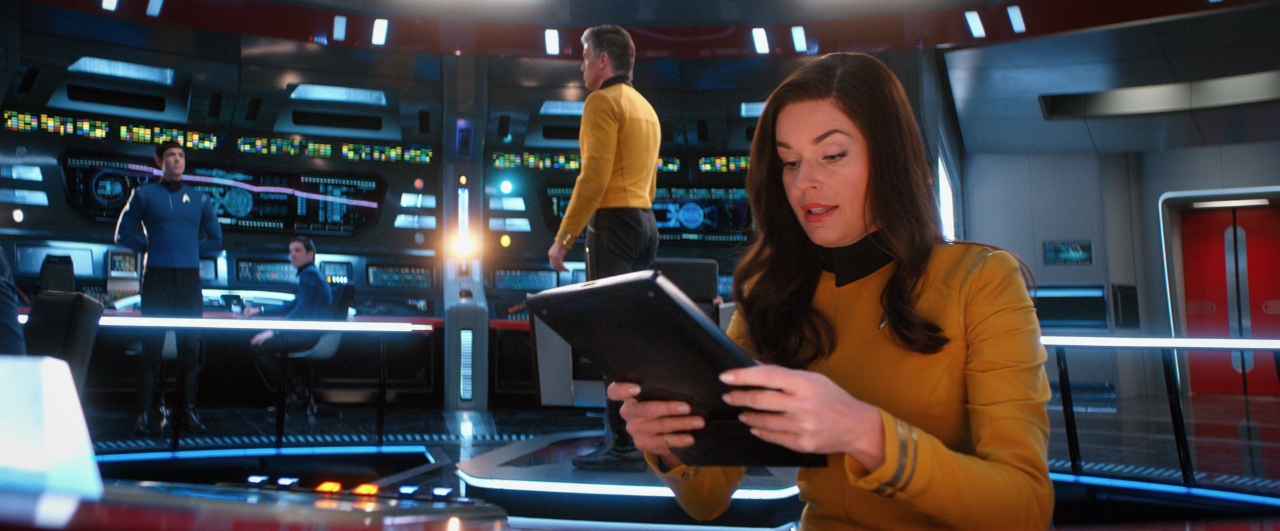 Spock se konečně může projít po můstku Enterprise, kde je představen kapitánovi.