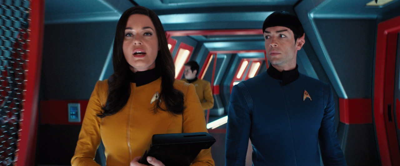 Po cestě k turbovýtahu Jednička Spocka nabádá, aby využil čas a vyptal se jí na vše, co ho ohledně přidělení na Enterprise zajímá.