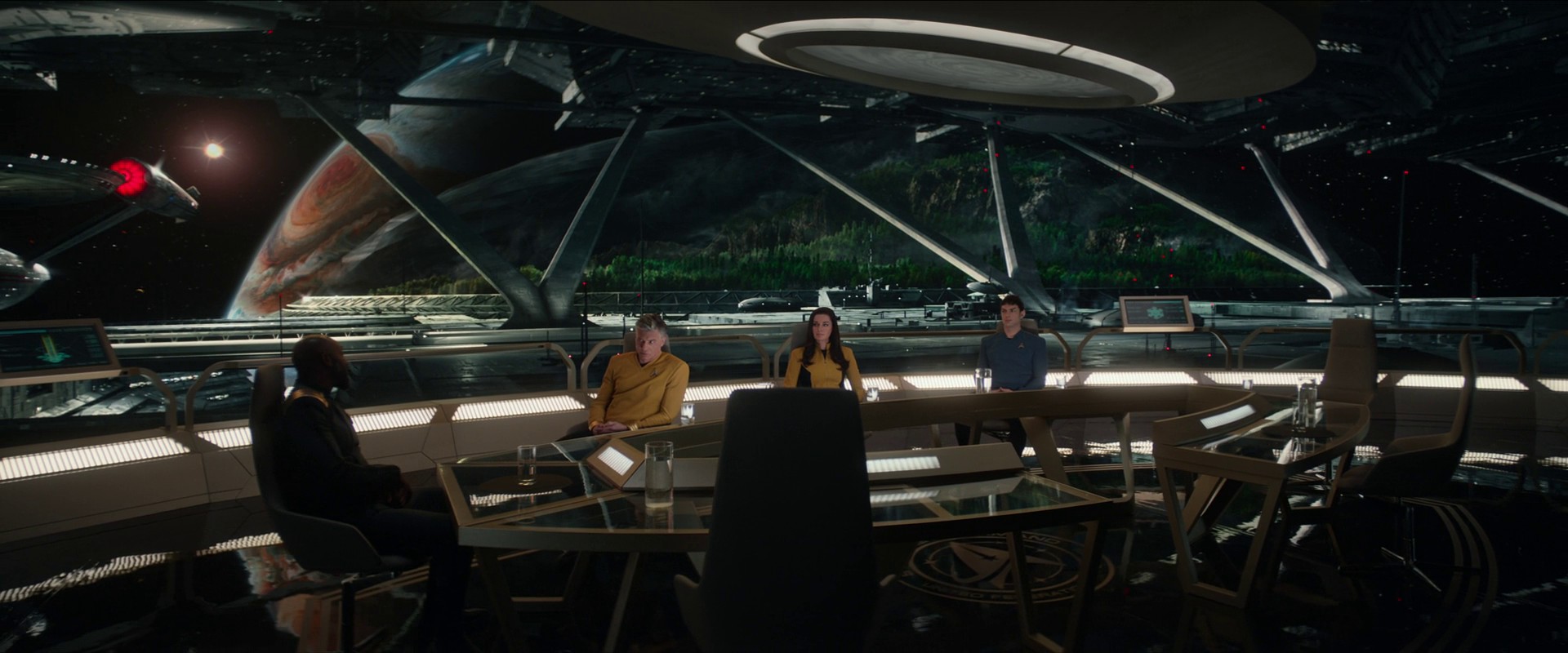 Admirál April právními kličkami přesvědčí Flotilu, že Enterprise neporušila Předpis 1, který se má stát Základní směrnicí.