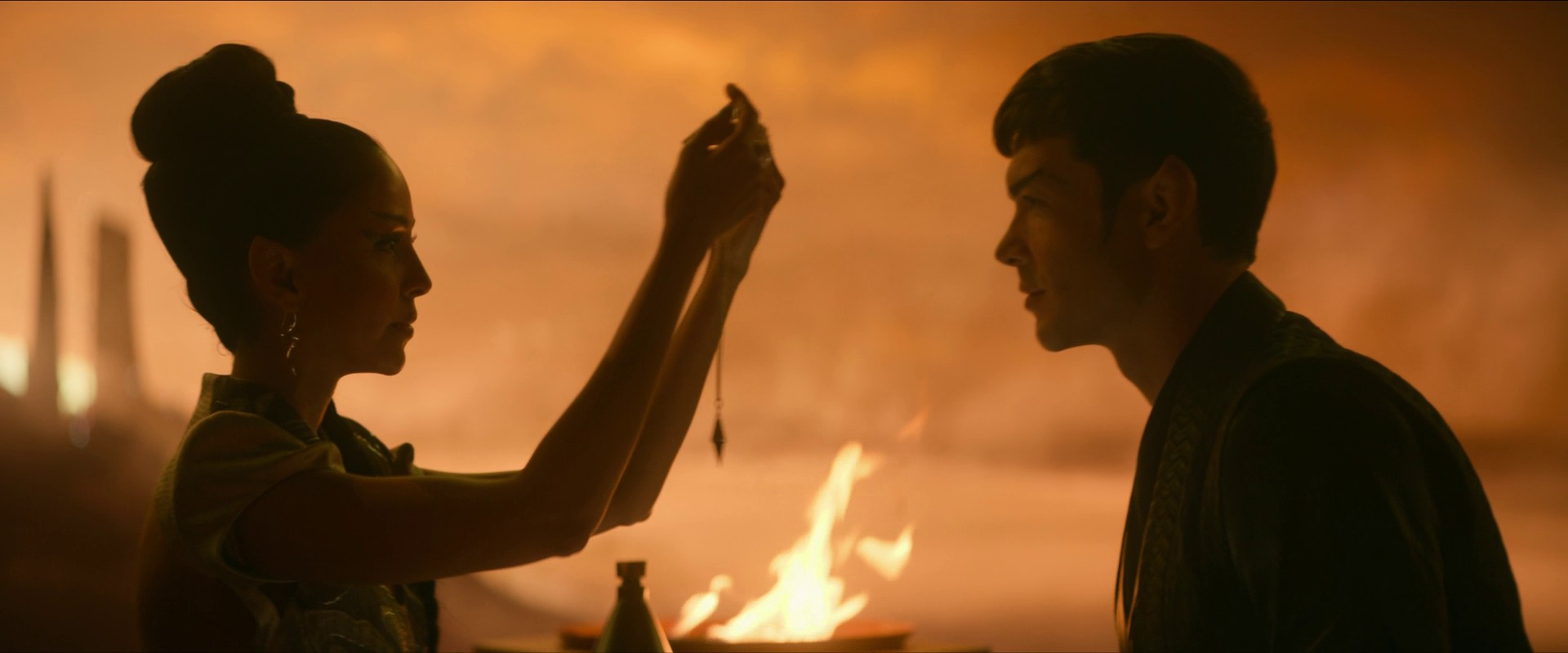 Enterprise tak odlétá bez testů s narychlo povolanou posádkou (včetně např. Spocka, který právě domlouval svůj sňatek s T’Pring). Funkci první důstojnice má dočasně La'An Noonien–Singh.