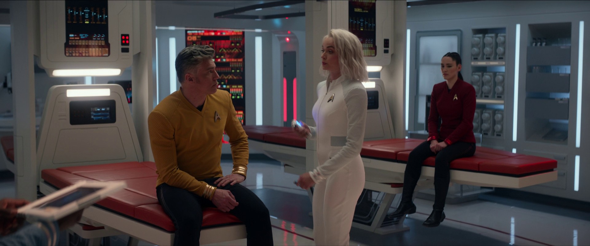 Kapitán Pike se tedy rozhoduje o porušení Předpisu 1, neb tady nejde o spontánní vývoj. Zařízení na planetě neumožňuje transport k uvězněné posádce USS Archer, tak tam pronikají v genetickém přestrojení, které zajistí sestra Chapelová.