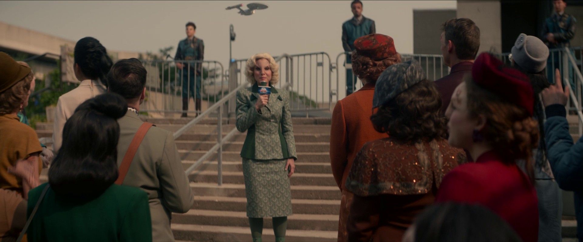 Pike se Spockem zůstávají a chtějí napravit, co Federace způsobila, a přimět znesvářené strany v občanské válce k jednání. To se s pomocí Enterprise na nízké orbitě podaří.