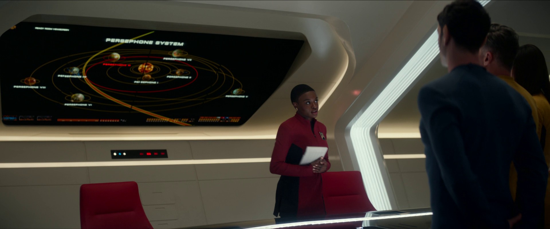 Uhura rozluští kód z „komety“ a šokovaně zjišťuje, že „kometa“ svůj kurz a tvar popsala ještě před Spockovým zásahem, a že tedy „věděla“, co se stane.