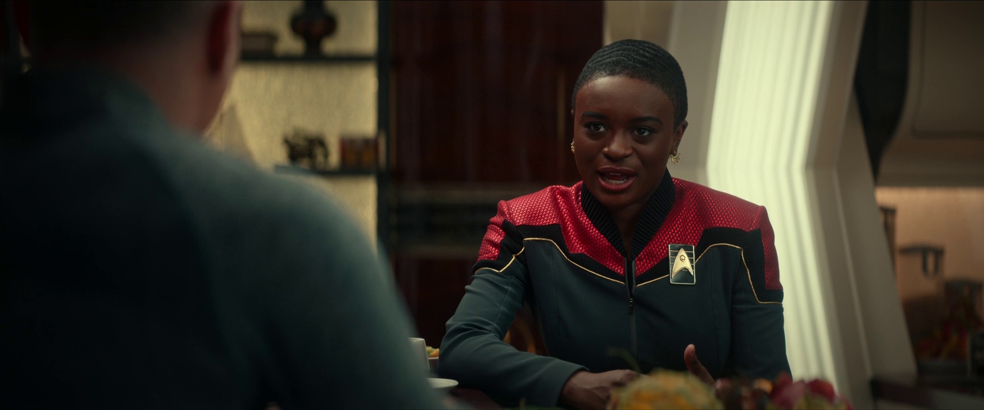 Kadet Uhura se svěří se svou minulostí, kdy přišla o rodiče a do Flotily vlastně utekla, i když si není jistá, že je to pro ni to pravé, vždy jí šlo hlavně o mimozemské jazyky. Spock to považuje za nedostatečné.