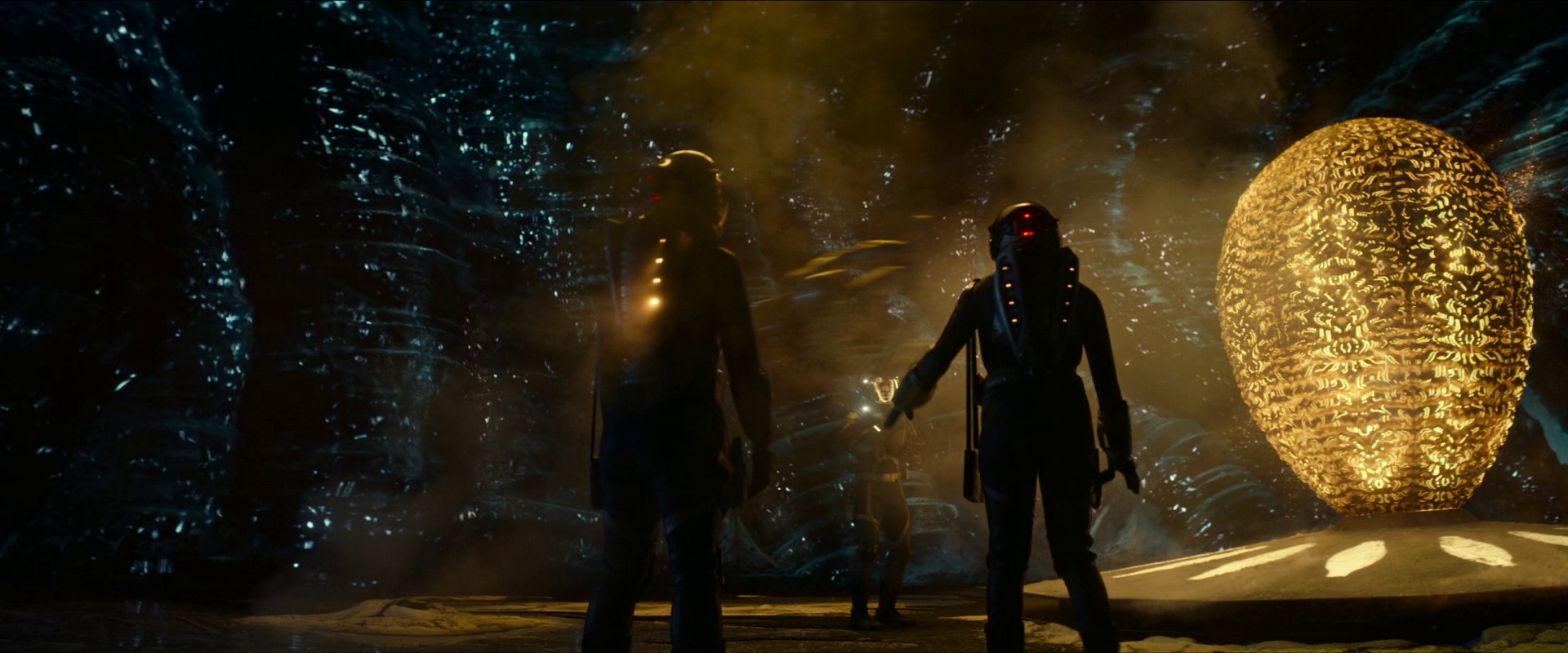 Pike na „kometu“ vyšle výsadek, kterého se účastní mimo jiné Samuel Kirk jako xenobiolog a kadet Uhura jako lingvistka. Kirk je zraněn při kontaktu s mimozemskou strukturou, „kometa“ to vyhodnotí jako útok, a zvednutím štítů zabrání výsadku v návratu.