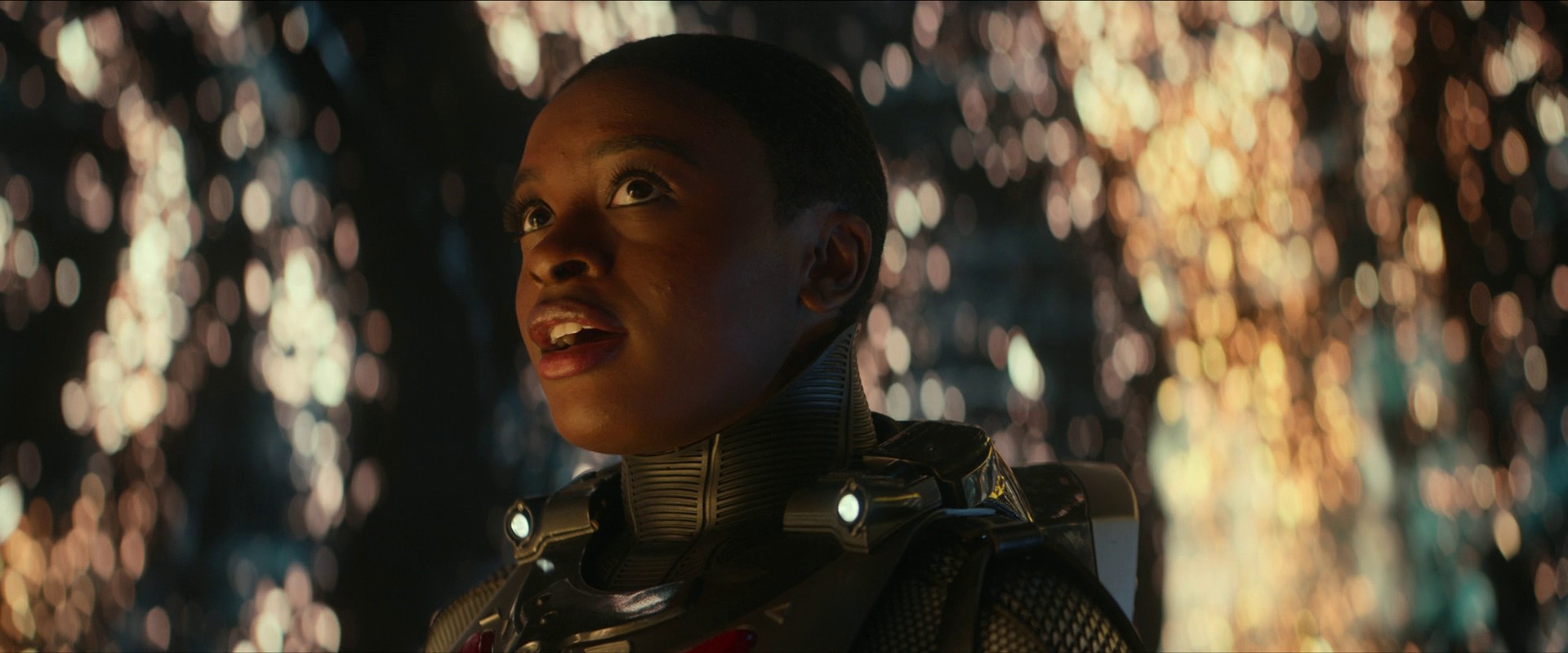 Mezitím se na „kometě“ Uhura těžko srovnává s tím, že osud výsadku záleží na tom, zda rozluští mimizemský kód. Překvapivě „kometa“ začne reagovat na její prozpěvování a Uhura objeví, že záznam je psán v harmonických tónech. Zpěvem s „kometou“ interagují, ta vypne silové pole a výsadek je transportován zpět.