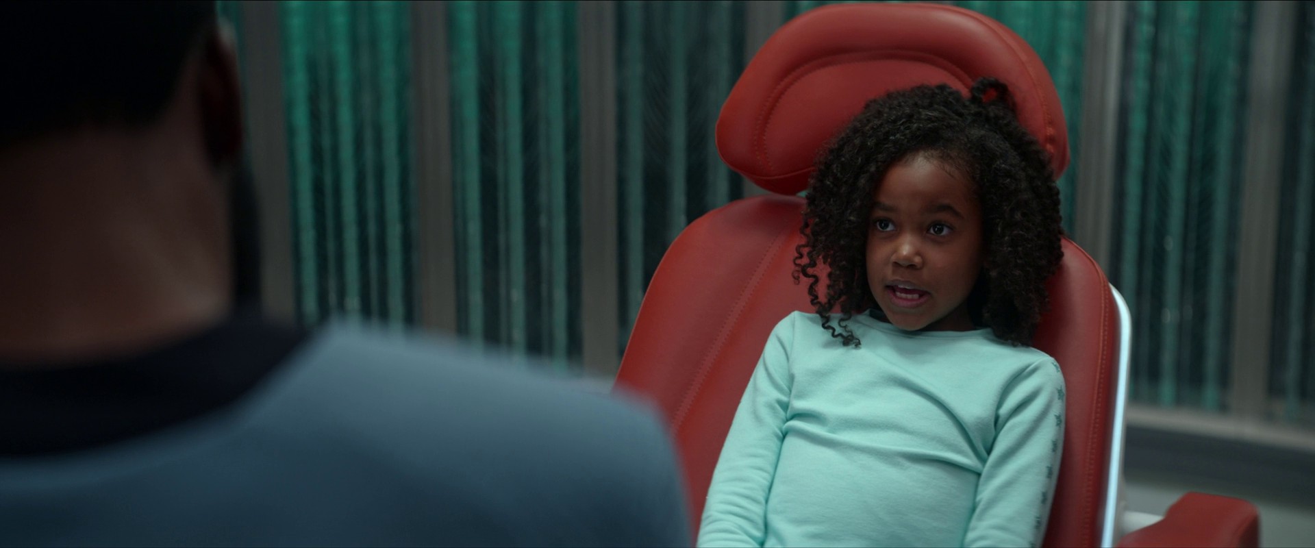 Při pátrání po tom, jak mohla nákaza projít přes filtry, objeví šéfinženýr Hammer ve vyrovnávací paměti doktorova lékařského transportéru, který doktor nenechal modernizovat, ukrytý vzorec – doktor M'Benga tam ukrývá svoji smrtelně nemocnou dceru v naději, že někde pro ni najde lék. Una také odmítne jeho rezignaci a zajistí mu pro tento účel zdroj energie.