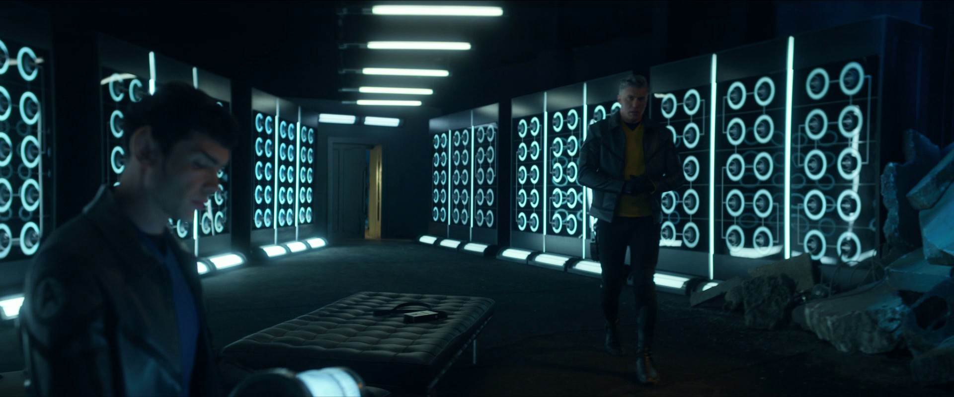 Kapitán Pike a Spock, kteří se v kolonii zdrželi, tam už musí zůstat. Hledají tak v databankách kolonie, co se stalo.